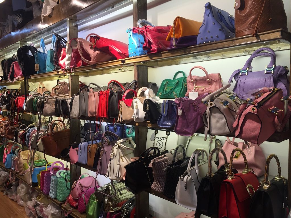 bags, market, shopping-1633717.jpg